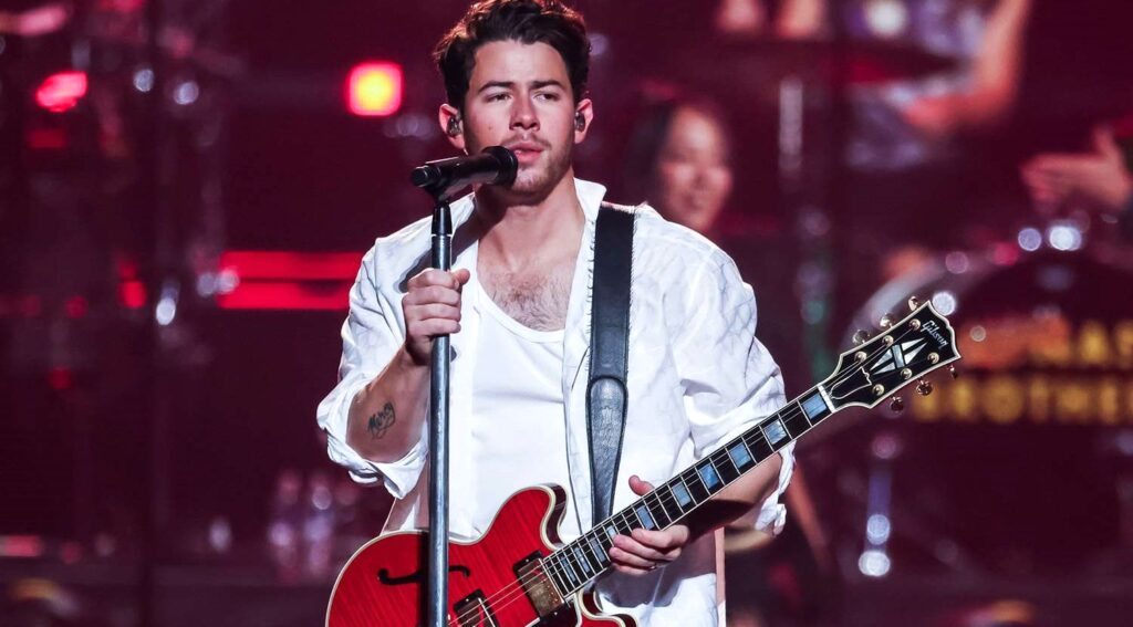 Nick Jonas live Gibson guitar
