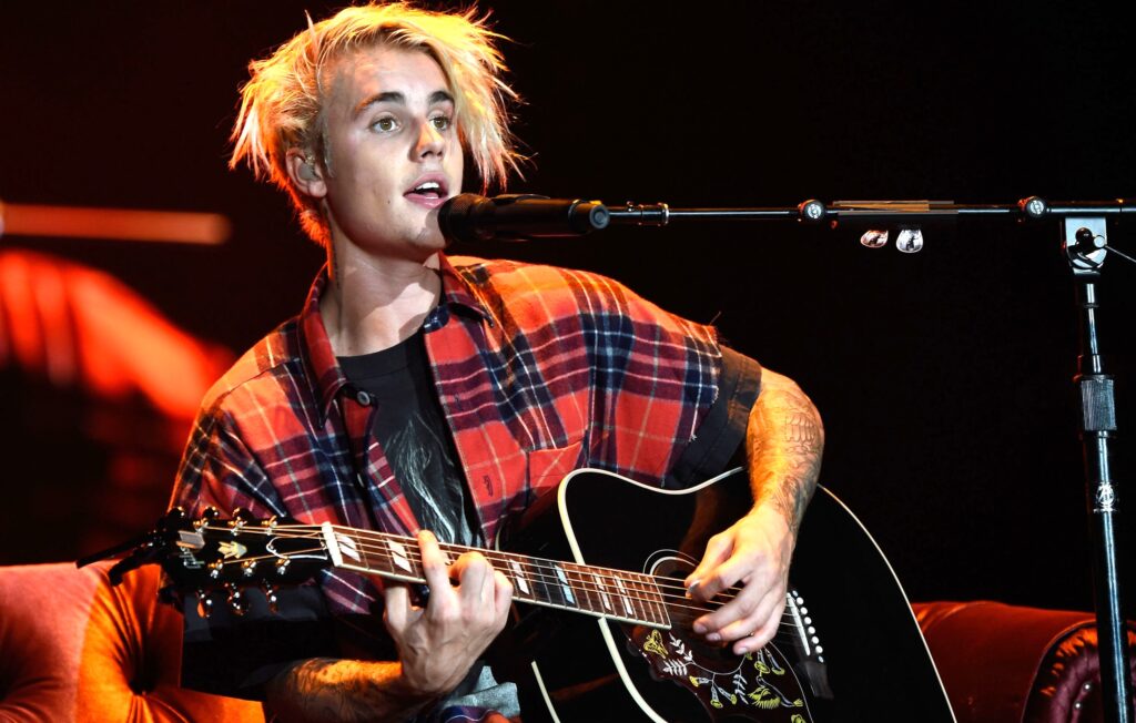 Justin Bieber playing a Gibson Hummingbird guitar live
